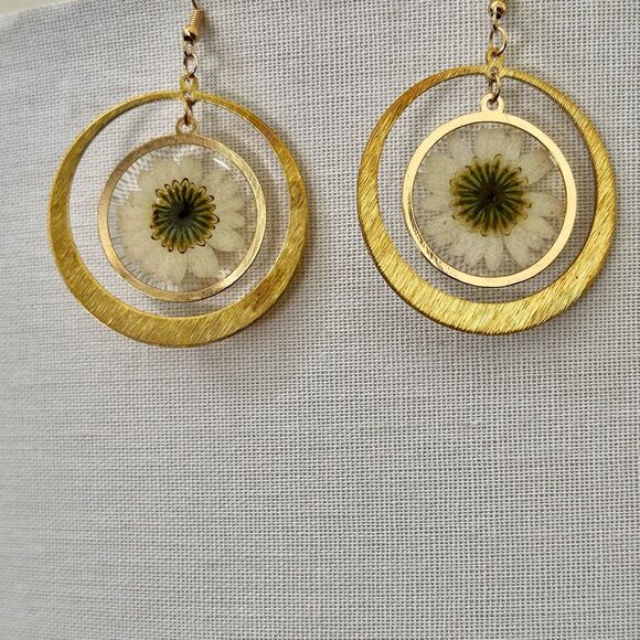 Real Pressed Daisy Resin Earrings in Gold Tone Circles - Picture 2 of 8
